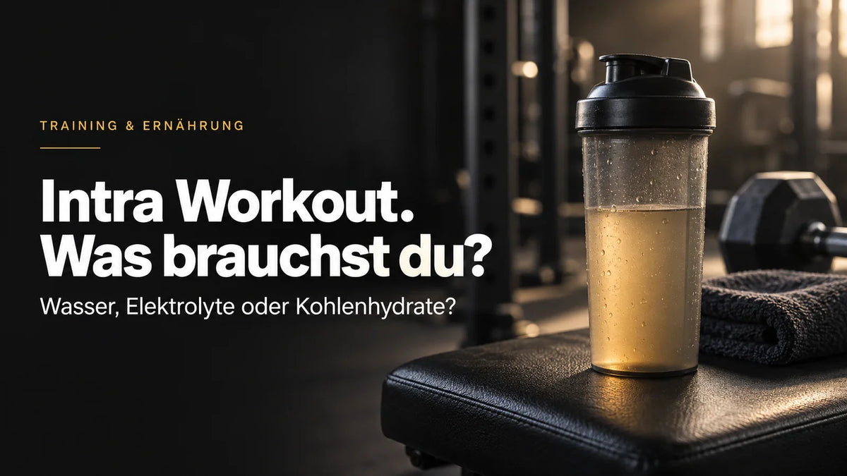 Shaker mit einem Sportgetränk auf einer Trainingsbank im Fitnessstudio. KI-generiertes Symbolbild.