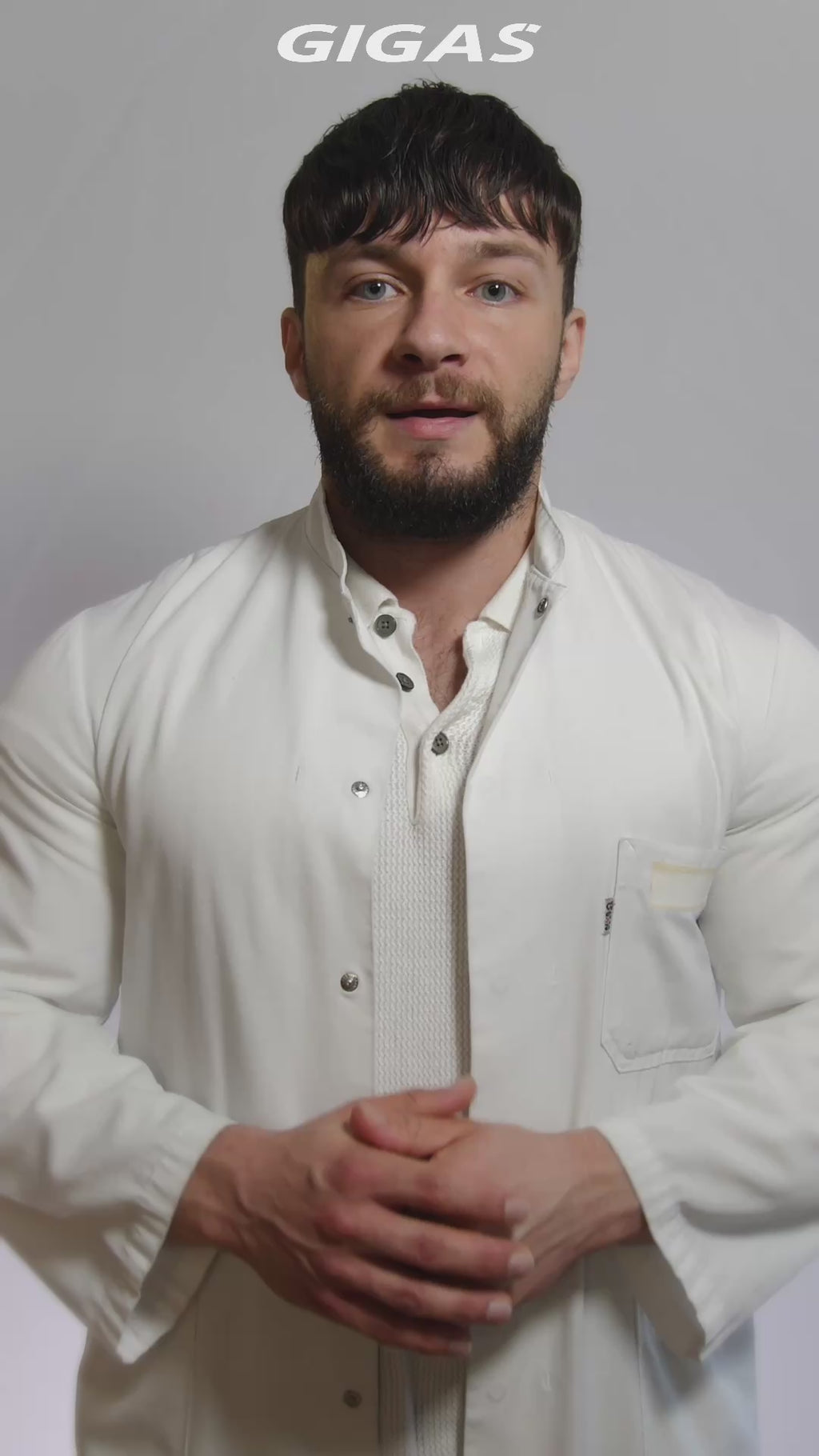 Gigas Nutrition Experte im Laborkittel erklärt die richtige Einnahme und Wirkung von Kreatin Monohydrat